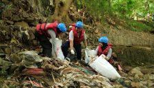 Membersihkan sampah di Kali Ciliwing (foto. prudential)