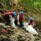 Membersihkan sampah di Kali Ciliwing (foto. prudential)