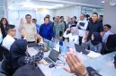 Menaker Yassierli menyapa alumni MagangHub yang diterima Bank BRI (foto. kemnaker)
