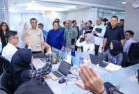 Menaker Yassierli menyapa alumni MagangHub yang diterima Bank BRI (foto. kemnaker)