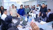 Menaker Yassierli menyapa alumni MagangHub yang diterima Bank BRI (foto. kemnaker)