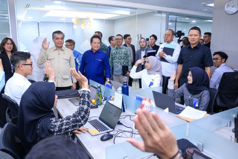 Menaker Yassierli menyapa alumni MagangHub yang diterima Bank BRI (foto. kemnaker)