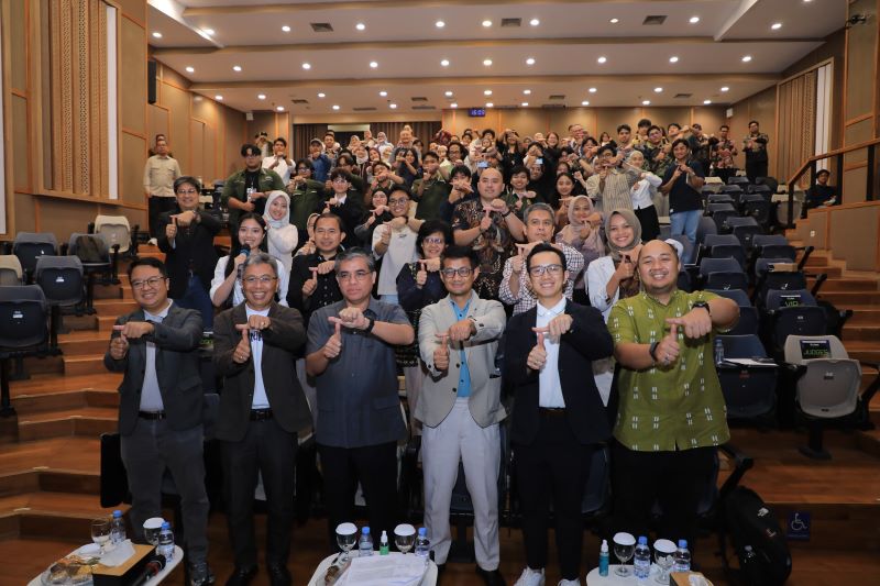 Menaker Yassierli saat jadi keynote speech pada Grand Final Pitch dan Prototype Showcase-Demo GenoHack 2026 di Institut Teknologi Bandung (ITB), Bandung. (foto. kemnaker)