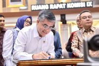 Menaker teken RUU Tenaga kerja di Komisi IX DPR (foto. kemnaker)