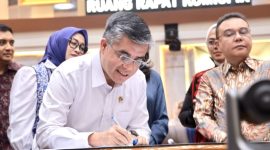 Menaker teken RUU Tenaga kerja di Komisi IX DPR (foto. kemnaker)