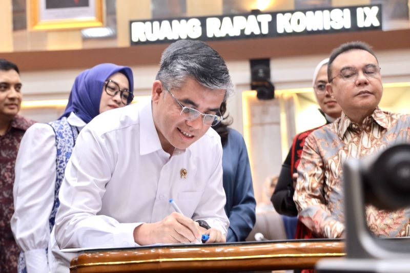Menaker teken RUU Tenaga kerja di Komisi IX DPR (foto. kemnaker)
