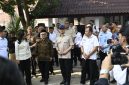 Mendikdasmen, Abdul Mu’ti, mendampingi Menko PMK, Sugiono, saat melakukan kunjungan kerja di SD Negeri Cirimekar 02 Kab. Bogor (foto. kemendikdasmen)