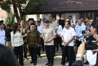 Mendikdasmen, Abdul Mu’ti, mendampingi Menko PMK, Sugiono, saat melakukan kunjungan kerja di SD Negeri Cirimekar 02 Kab. Bogor (foto. kemendikdasmen)