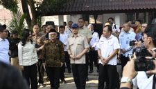Mendikdasmen, Abdul Mu’ti, mendampingi Menko PMK, Sugiono, saat melakukan kunjungan kerja di SD Negeri Cirimekar 02 Kab. Bogor (foto. kemendikdasmen)