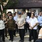 Mendikdasmen, Abdul Mu’ti, mendampingi Menko PMK, Sugiono, saat melakukan kunjungan kerja di SD Negeri Cirimekar 02 Kab. Bogor (foto. kemendikdasmen)