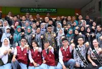 Mendikdasmen Abdul Mu’ti meninjau pelaksanaan Program Revitalisasi Satuan Pendidikan di SD Negeri 39 Sungai Raya, Kabupaten Kubu Raya, Kalimantan Barat. (foto. kemendikdasmen)