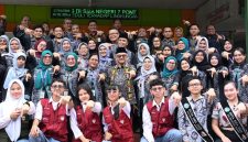 Mendikdasmen Abdul Mu’ti meninjau pelaksanaan Program Revitalisasi Satuan Pendidikan di SD Negeri 39 Sungai Raya, Kabupaten Kubu Raya, Kalimantan Barat. (foto. kemendikdasmen)