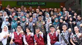 Mendikdasmen Abdul Mu’ti meninjau pelaksanaan Program Revitalisasi Satuan Pendidikan di SD Negeri 39 Sungai Raya, Kabupaten Kubu Raya, Kalimantan Barat. (foto. kemendikdasmen)
