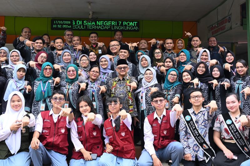 Mendikdasmen Abdul Mu’ti meninjau pelaksanaan Program Revitalisasi Satuan Pendidikan di SD Negeri 39 Sungai Raya, Kabupaten Kubu Raya, Kalimantan Barat. (foto. kemendikdasmen)
