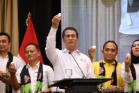 Mentan angkat telur ayam (foto. kementan)