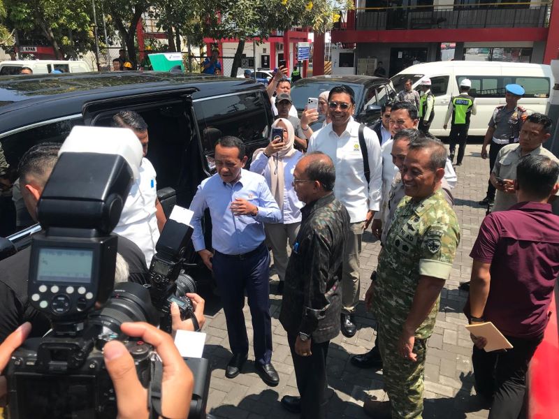 Menteri Koordinator Bidang (Menko) Hilirisasi dan Transisi Energi Indonesia, Bahlil Lahadalia di Depo Pertamina Sanggaran, Denpasar (foto. kemenko perekonomian)