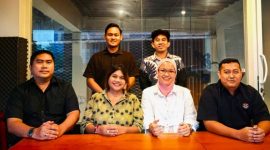 Naomi Nahuway (duduk dua dari kiri) Didampingi kuasa hukumnya dari Kantor Hukum JHN & Partner (dok. rentak.id)