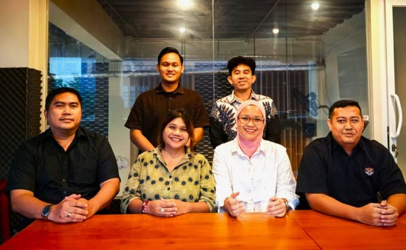 Naomi Nahuway (duduk dua dari kiri) Didampingi kuasa hukumnya dari Kantor Hukum JHN & Partner (dok. rentak.id)