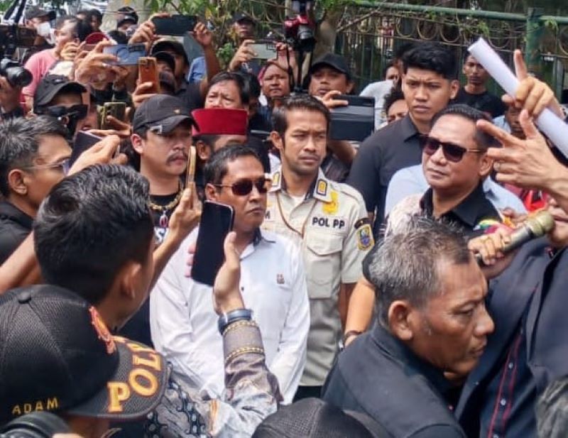 PLT. Bupati Bekasi Asep Surya Atmaja saat temui Para Insan Pers. (foto. Amar. K)