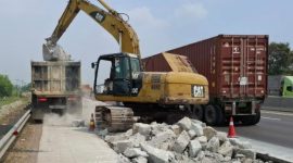 Pemeliharaan di Ruas Jalan Tol Jakarta–Cikampek (foto. jasa marga)
