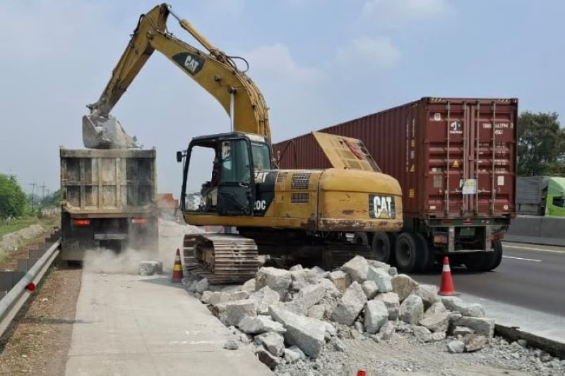 Pemeliharaan di Ruas Jalan Tol Jakarta–Cikampek (foto. jasa marga)