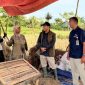 Pemimpin Wilayah Perum BULOG Kanwil DKI Jakarta dan Banten, Taufan Akib bersama petani (foto.bulog jakarta-banten)