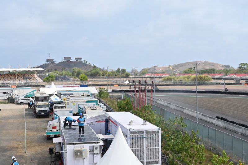 Sejumlah peralatan pendukung, seperti Uninterruptible Power Supply (UPS), genset, dan Unit Gardu Bergerak (UGB) telah disiapkan PLN di kawasan Sirkuit Mandalika. (foto. pln)