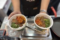 Sepiring dendeng batokok dengan sambal hijau segar (foto.ist)