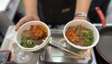 Sepiring dendeng batokok dengan sambal hijau segar (foto.ist)