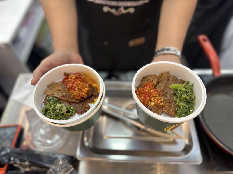 Sepiring dendeng batokok dengan sambal hijau segar (foto.ist)