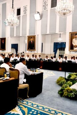 Prabowo Kumpulkan Menteri di Istana, Evaluasi Dua Tahun Pemerintahan Jadi Sorotan