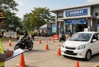 Susana latihan pengendara motor dan mobil di Samsat (ilustrasi dibikin ai - rentak.id)