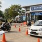 Susana latihan pengendara motor dan mobil di Samsat (ilustrasi dibikin ai - rentak.id)