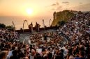 Tari kecak di tepi pantai Bali (ilustrasi kemenpar)