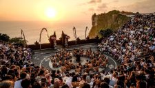 Tari kecak di tepi pantai Bali (ilustrasi kemenpar)