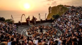 Tari kecak di tepi pantai Bali (ilustrasi kemenpar)