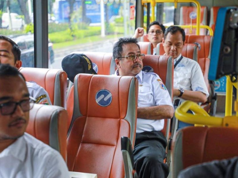 Wakil Gubernur Jakarta Rano Karno di Bus Transjakarta (foto. ist)