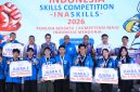Wamenaker Afriansyah Noor Indonesia bersama pemenang Skills Competition (InaSkills) 2026 (foto. kemnaker)