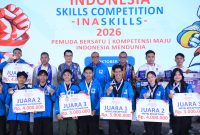 Wamenaker Afriansyah Noor Indonesia bersama pemenang Skills Competition (InaSkills) 2026 (foto. kemnaker)